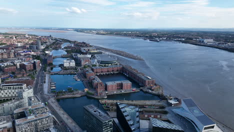 vista aérea del horizonte de liverpool inglaterra y puntos de referencia durante el verano