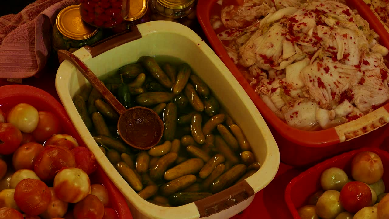 창고 관리자 가 포장 하기 위해 창고 에 있는 바구니 에서 고추 를 가져가는 것