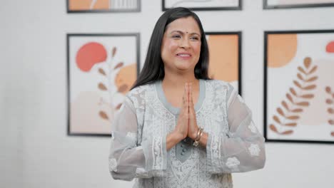 madre india mostrando los pulgares hacia arriba
