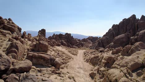 Alabama-Hills-In-Lone-Pine,-Kalifornien-4K-Drohnenaufnahmen-Ziehen-Sich-Durch-Den-Lone-Ranger-Canyon-Zurück