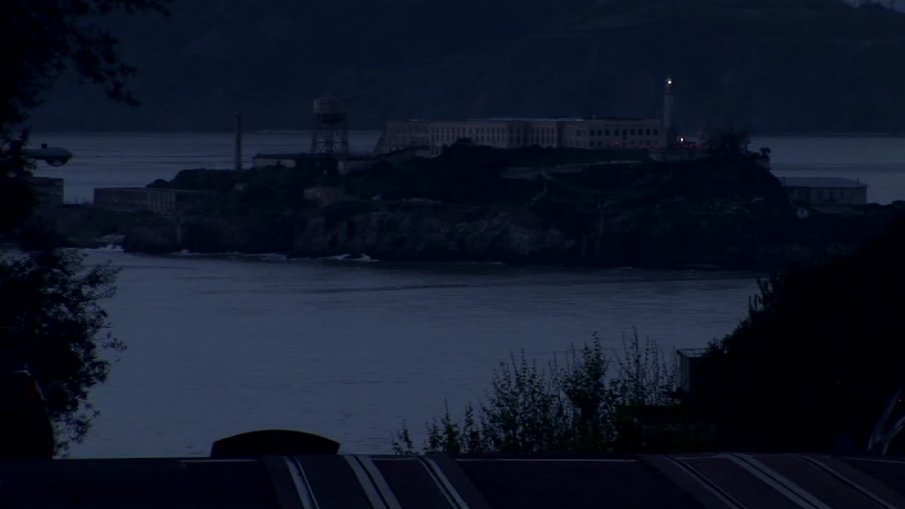 샌프란시스코 케이블카는 밤에 언덕 위로 떠오른다