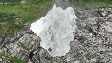 sólo queda una pequeña mancha de nieve debajo del glaciar boyabreen en fjaerland noruega - torres izquierdas del glaciar derretido en perspectiva de pájaro - 60 fps noruega