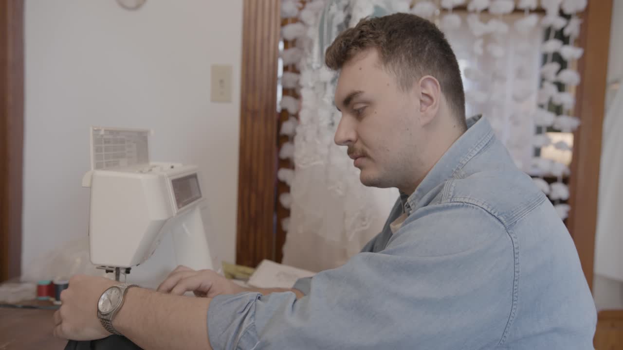 재봉틀에 남자 재봉 가운 1