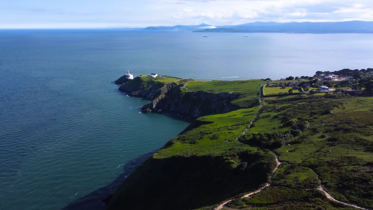 Sorvolo aereo sulla suggestiva costa di Howth, Irlanda.