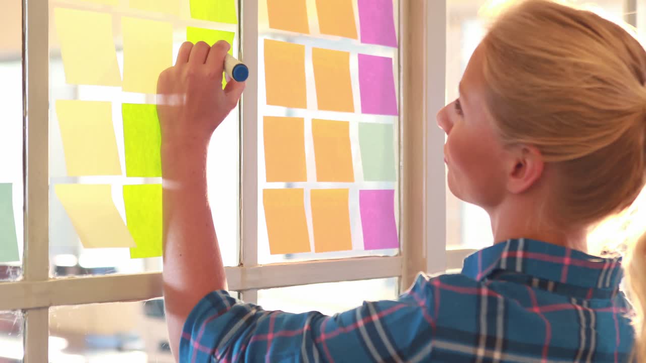 mujer de negocios casual escribiendo en el correo