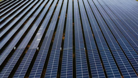 Luftaufnahme-Der-Modernen-Solaranlage-An-Einem-Sonnigen-Tag-Für-Die-Produktion-Sauberer-Grüner-Energie