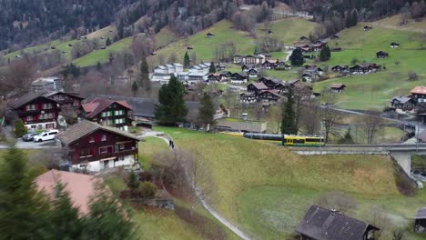 vista increíble con el tren en la suiza lauterbrunnen