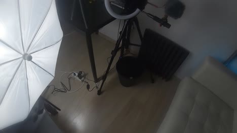 pov youtuber tiktok creador de contenido configurando un estudio en casa y grabando un video tutorial en vivo en la cámara encendiendo las luces