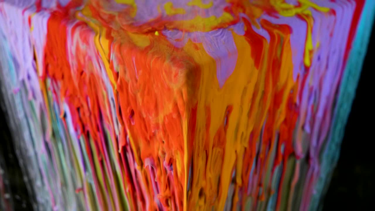 pintura de tinta multicolor fluye lentamente desde el cubo bajo el agua