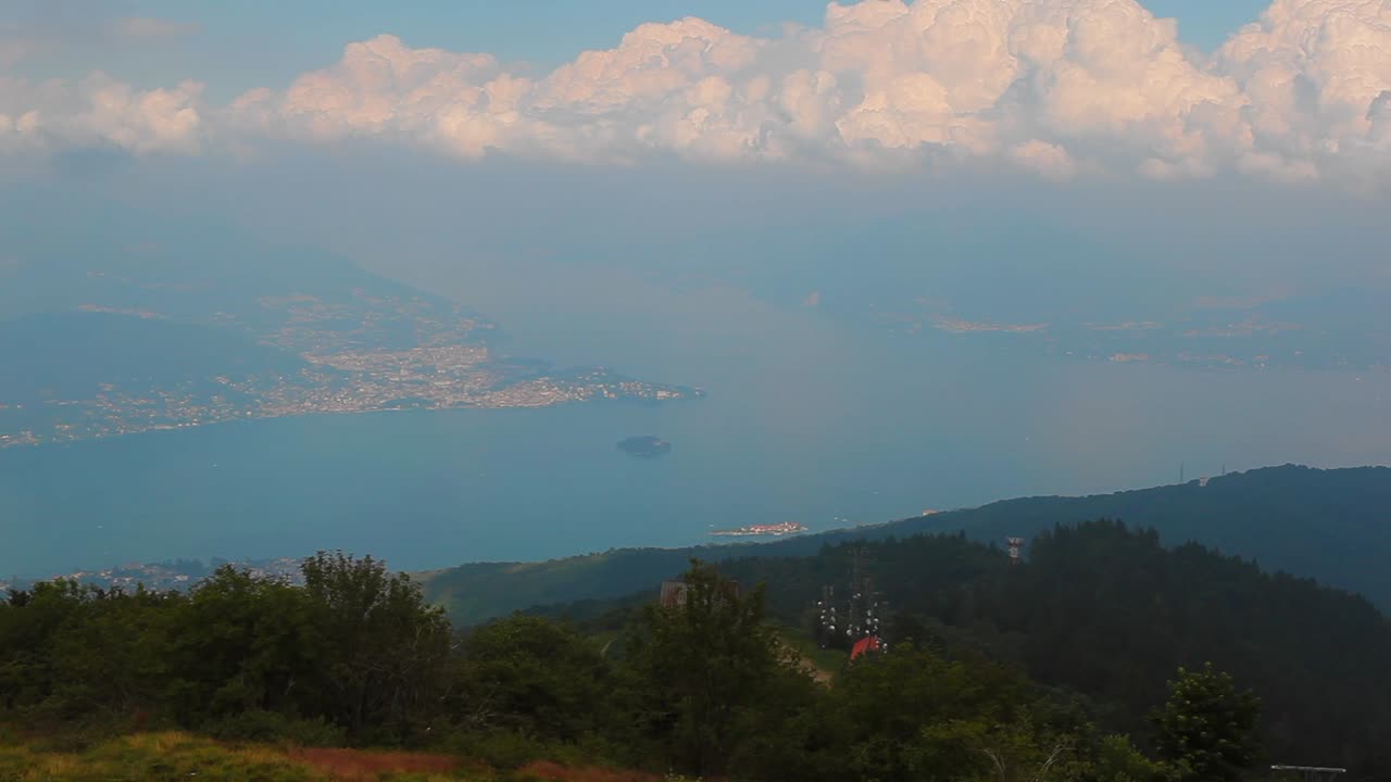 여름에 흐린 날 동안 lago maggiore, 산 꼭대기에서 본