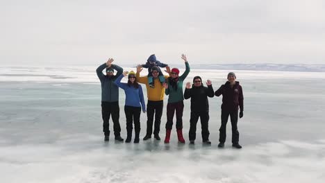 familia en el lago congelado