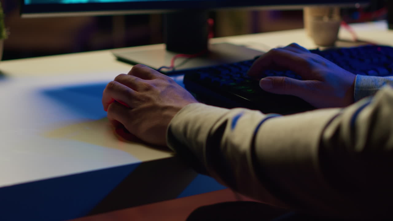 el jugador juega un videojuego de nave espacial multijugador en línea, derrotando a los rivales, disparo de cerca