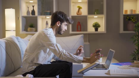 un hombre que tiene un colapso nervioso en casa por la noche.