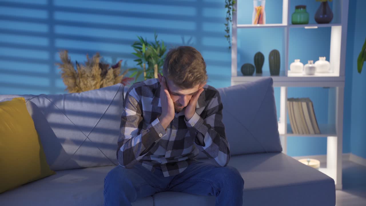 젊은이가 스트레스를 받고, 생각하고, 걱정하고 있습니다.