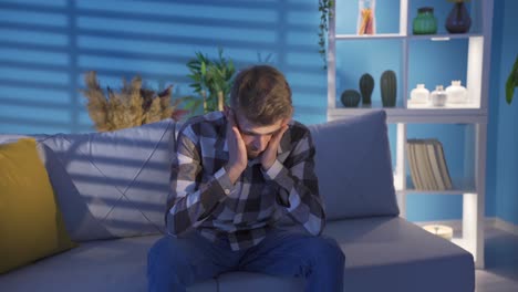 el joven está estresado, pensativo y preocupado.
