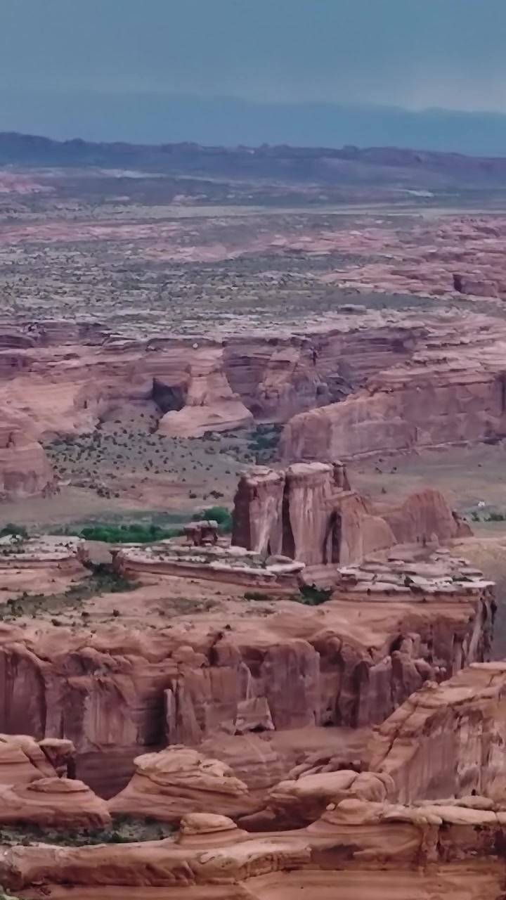 Esplorando il vasto paesaggio della Moab Valley nello Utah durante il giorno