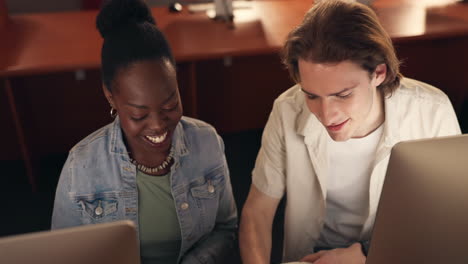 estudiantes que colaboran en las computadoras