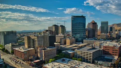 Fantastischer-Hyperlapse-Von-Gebäuden-Und-Verkehr-In-Der-Innenstadt-Von-Salt-Lake-City