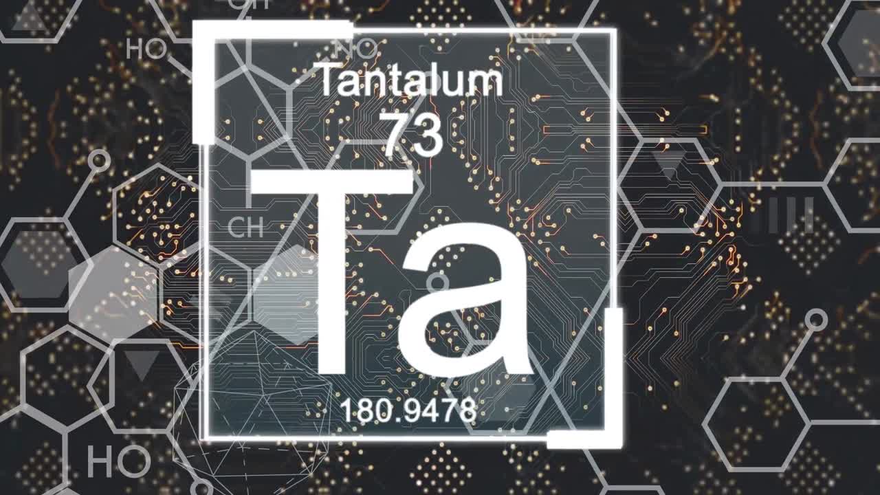 블랙 배경에 있는 컴퓨터 회로판 위의 원소와 화학 공식의 애니메이션