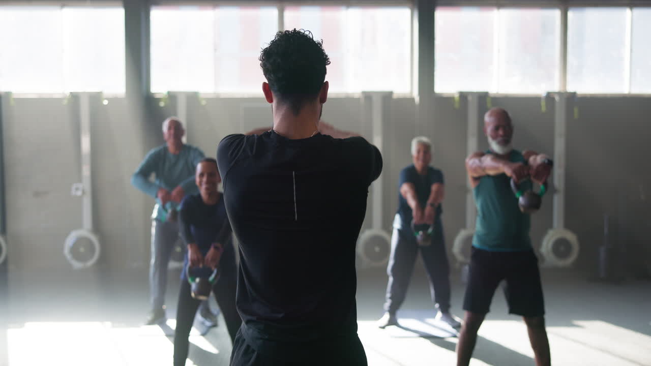 개인 트레이너와 함께 그룹 케틀벨 운동