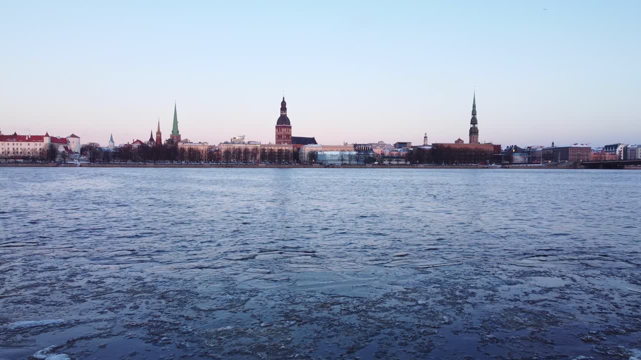 río daugava helado y torres del horizonte de riga, vista aérea de baja altitud