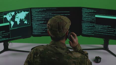 oficial militar que supervisa la red global