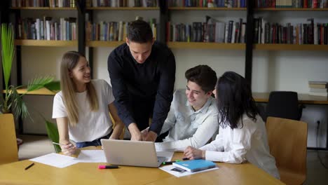 Group-of-students,-high-school-pupils-gather-in-college-library,-discuss-topics,-work-together-on-creative-task,-prepare-for