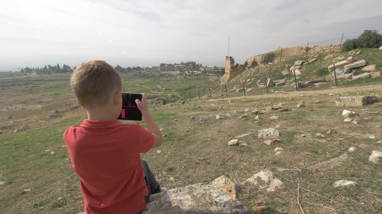 joven viajero tomando fotos de la antigua ciudad de hierápolis en pamukkale, turquía