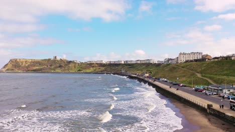 Scarborough-North-Beach,-England,-Drohne,-Die-über-Brechende-Wellen-Absteigt