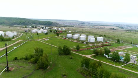 grandes tanques de gas redondos entre el amplio panorama del valle