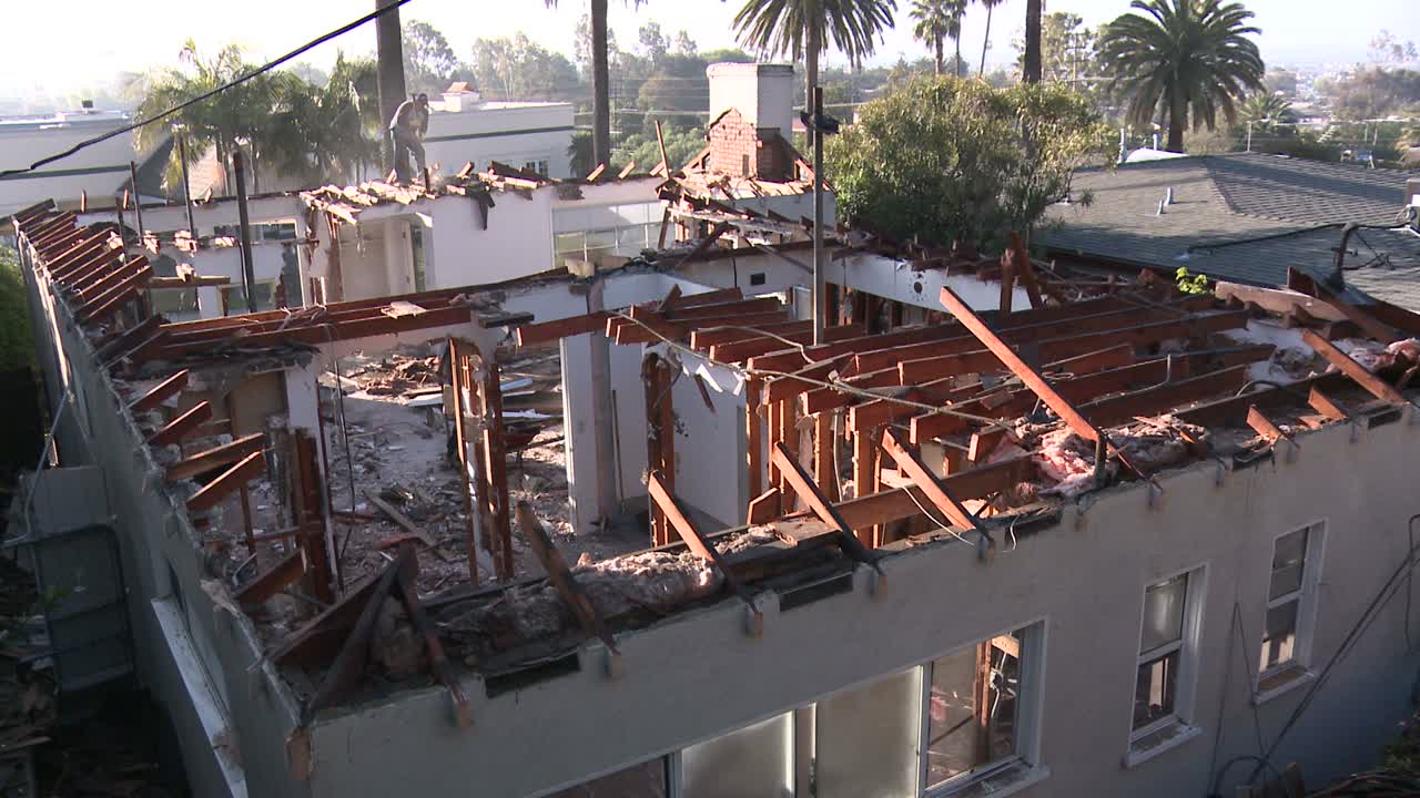 lapso de tiempo de las tripulaciones demoliendo una casa