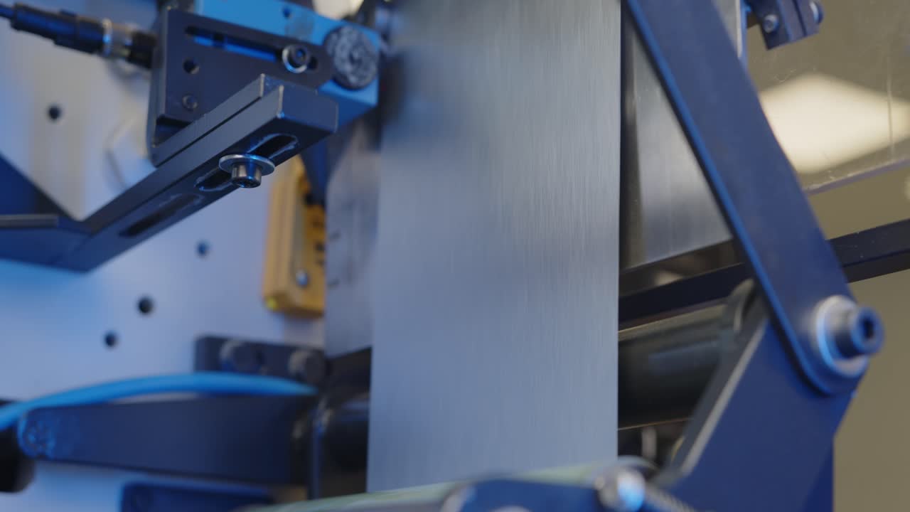 transporte de papel de aluminio en la moderna planta de producción de tapas