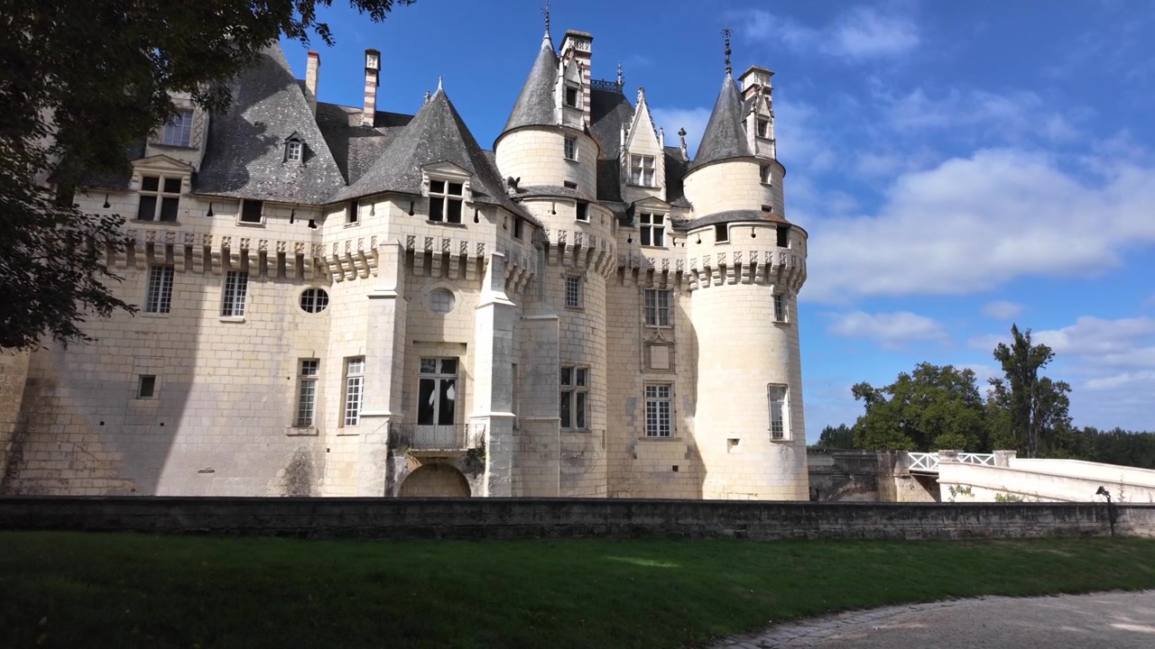 Château d'Ussé nella Valle della Loira, che mostra una vista ravvicinata delle sue pareti in pietra chiara e dei tetti a punta