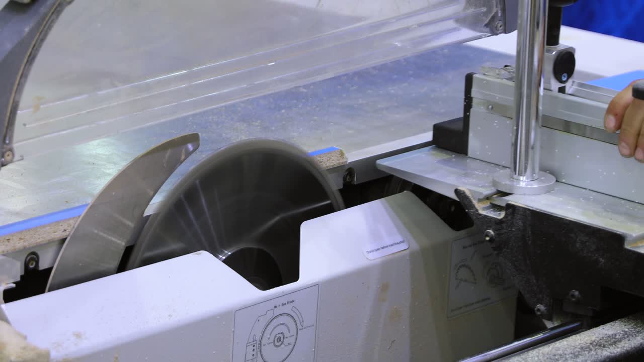 목공 노동자가 목재 절단 기계를 작동합니다. cnc 목재 가공 목재 가공 기계, 산업에서 현대 기술.