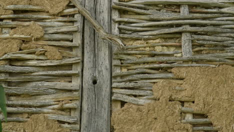 Antigua-Casa-Con-Entramado-De-Madera-De-Acacia-Y-Barro,-Textura-De-Pared-De-Palos-De-Cerca