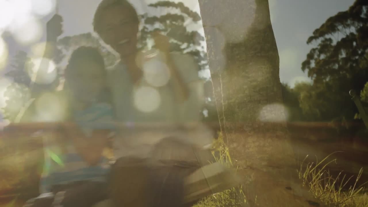 어머니 와 딸 이 함께 스 ⁇  에 흔들리고 있다