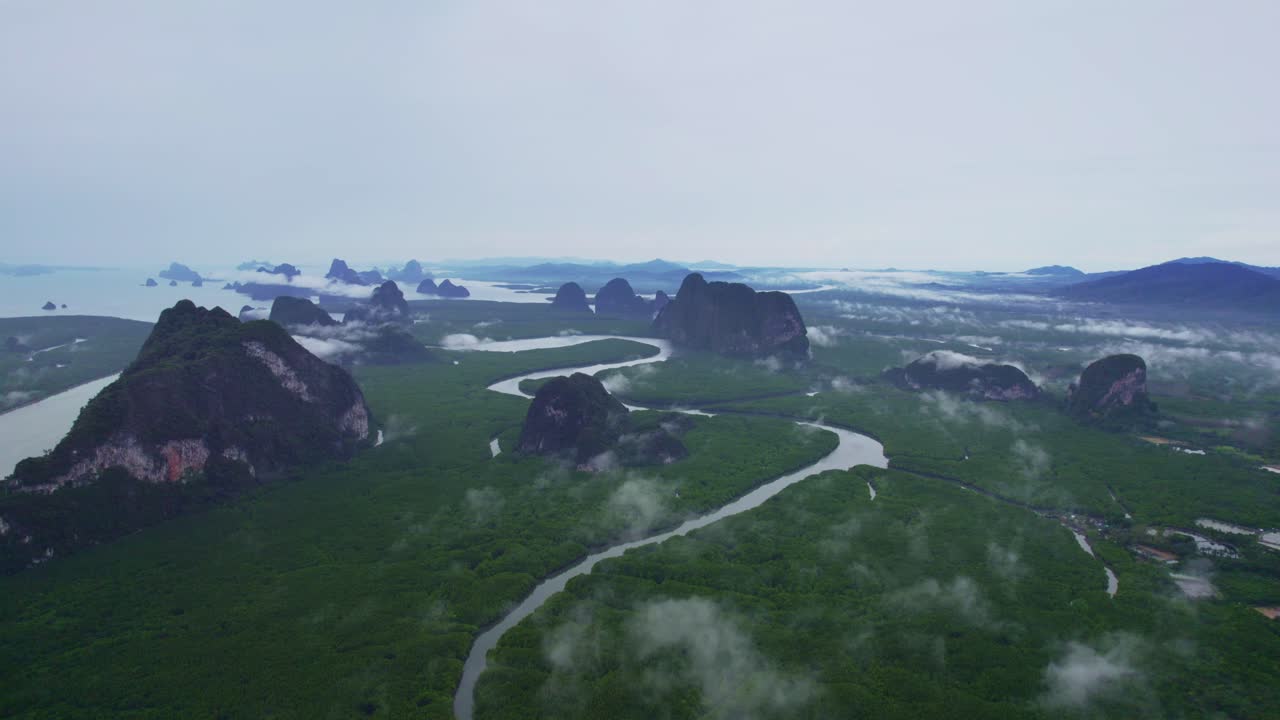 hermosas vistas panorámicas sobre la bahía de phang nga con bosques de manglares y acantilados de piedra caliza, tailandia