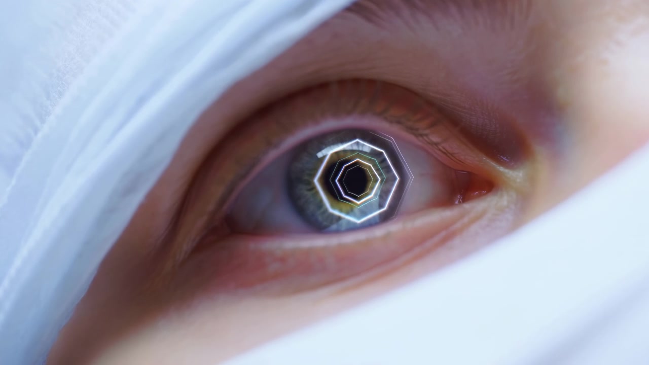 Ojo humano en macro extremo con iris azul, pupila nítida y reflejos geométricos concéntricos, descansando entre pliegues de tela blanca suave bajo luz clínica.
