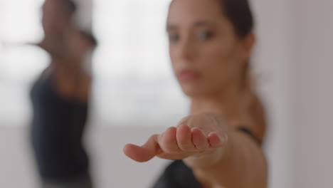 Primer-Plano-Retrato-Hermosa-Mujer-Hispana-De-Yoga-Practicando-Pose-De-Guerrero-Meditación-Disfrutando-De-Un-Estilo-De-Vida-Saludable-Haciendo-Ejercicio-En-El-Gimnasio