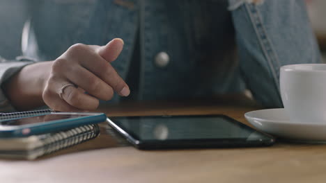 Mujer-De-Negocios-Usando-Una-Tableta-En-Una-Cafetería-Tomando-Café-Navegando-En-Línea-Leyendo-Mensajes-De-Correo-Electrónico-En-Un-Dispositivo-De-Pantalla-Táctil-Disfrutando-De-La-Comunicación-Móvil-De-Cerca