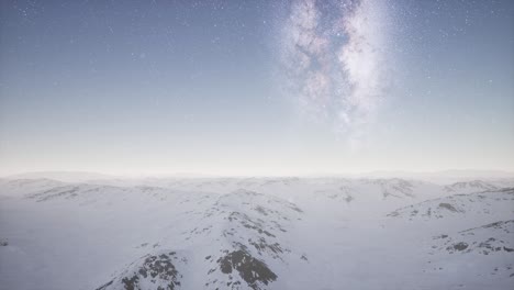 Vía-Láctea-Sobre-Terreno-Cubierto-De-Nieve