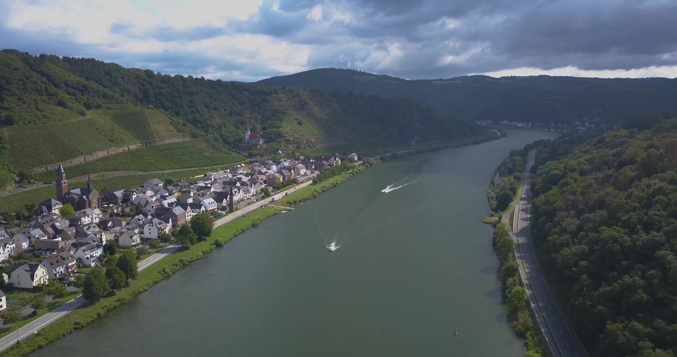 Koblenz, scritta Coblenz prima del 1926, è una città tedesca situata su entrambe le rive del Reno, dove si unisce alla Mosella