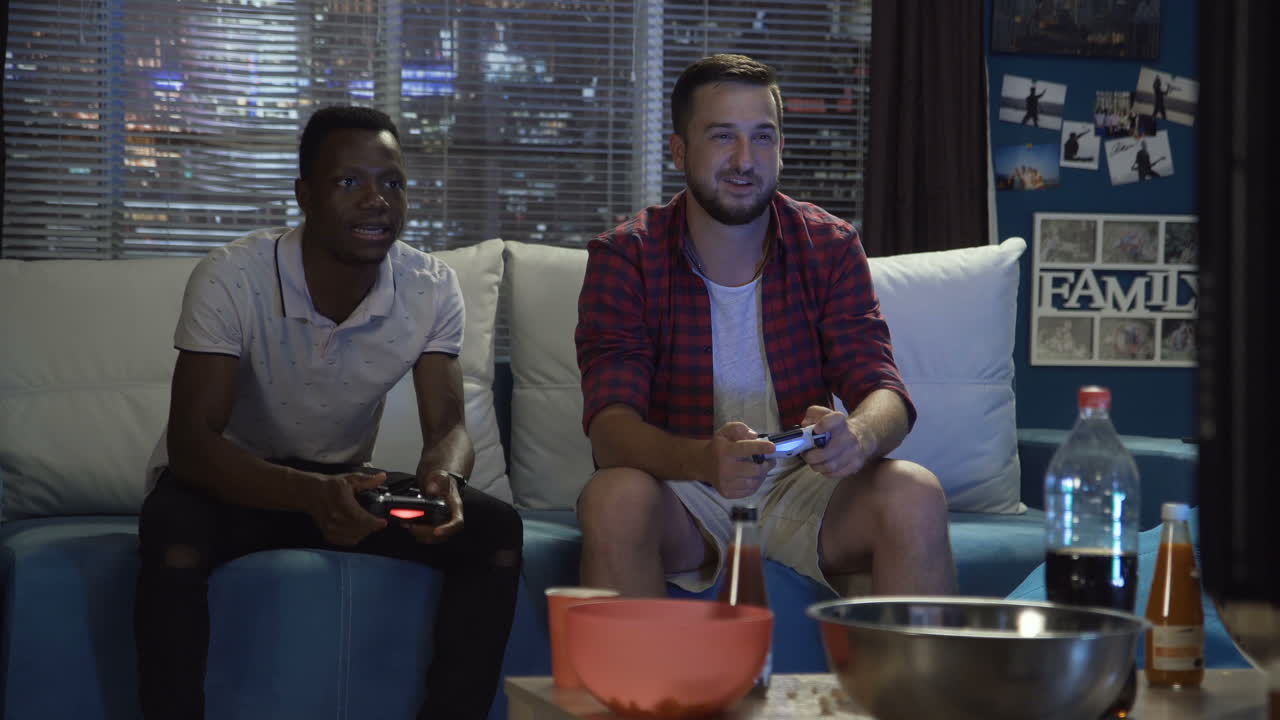 amigos a jogar em casa.