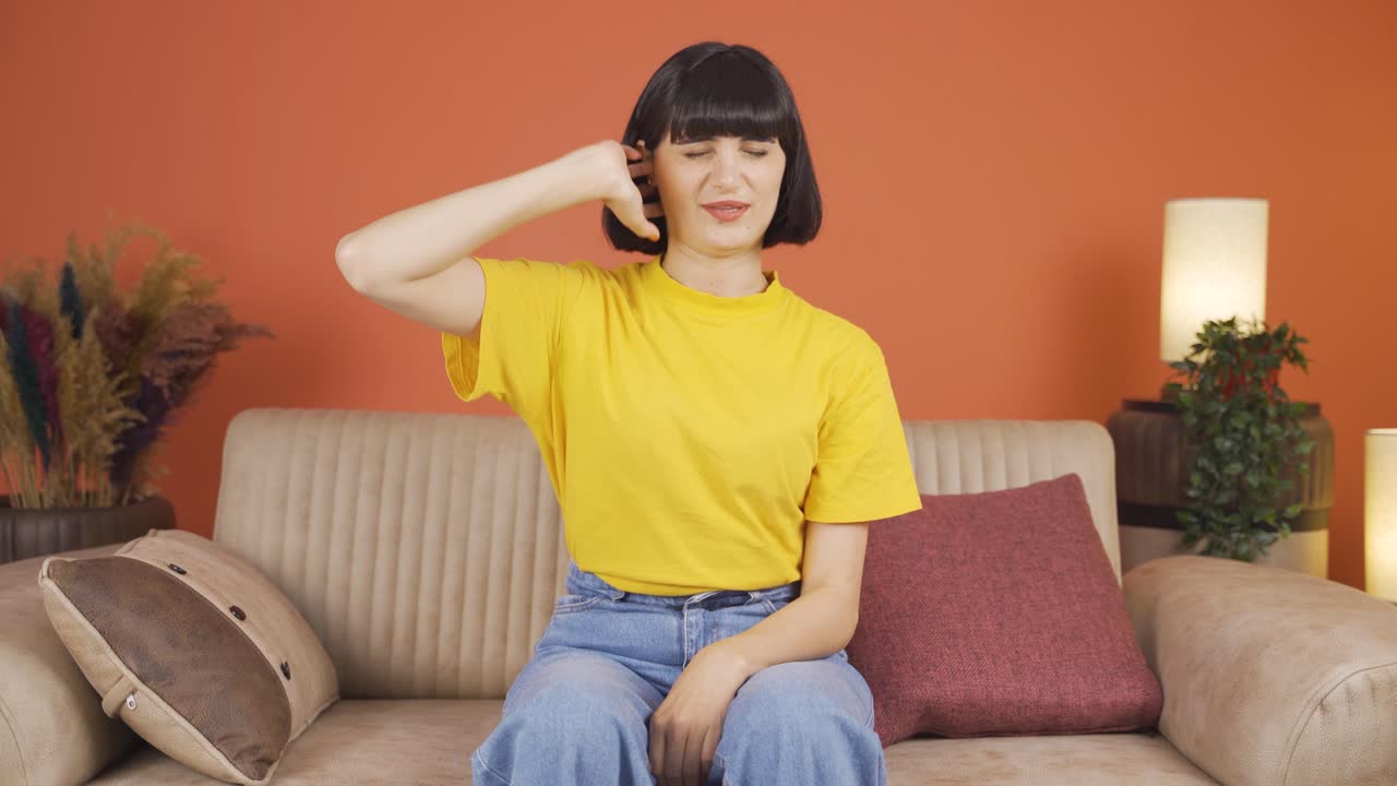 귀가 가려지는 여자.