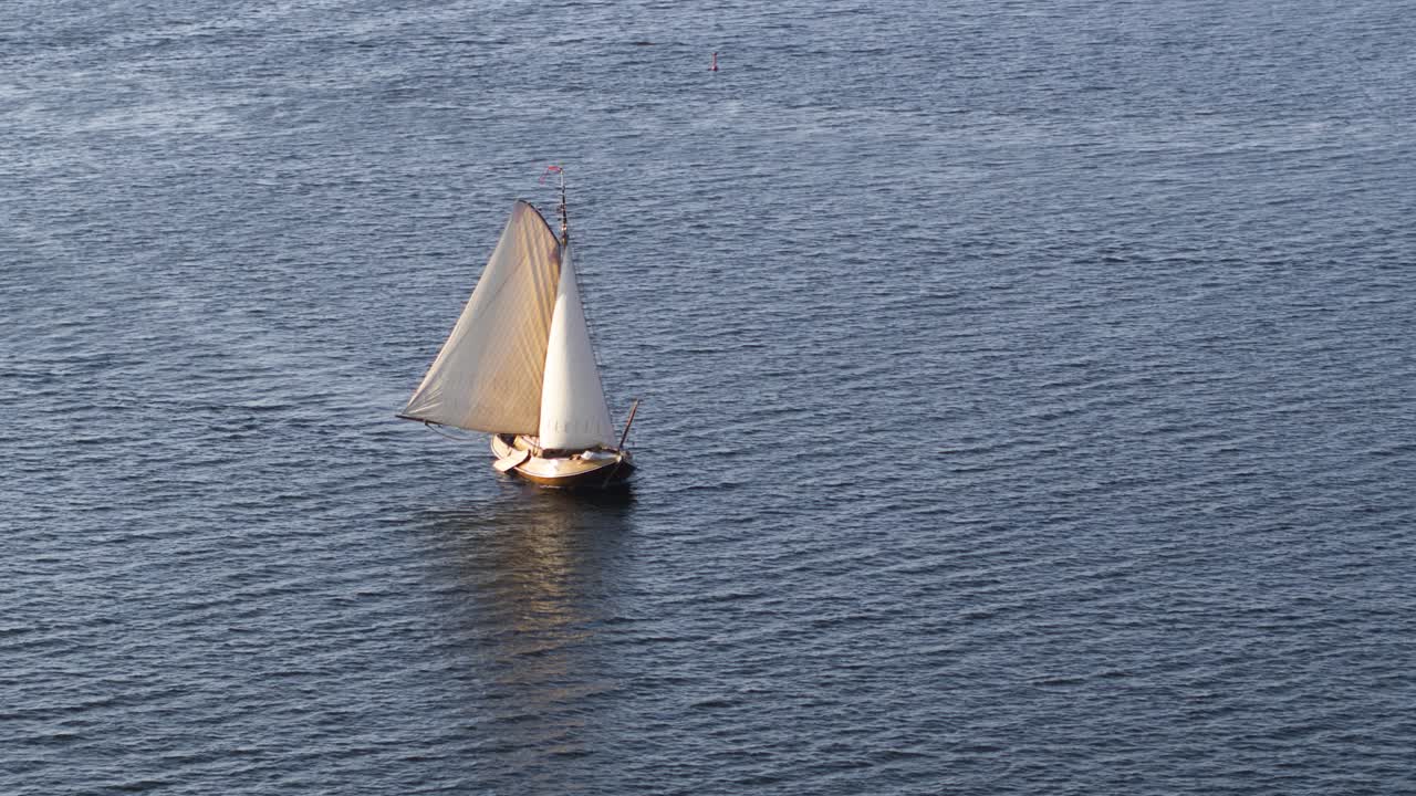 물 위 에 있는 전통적 인 항해 보트