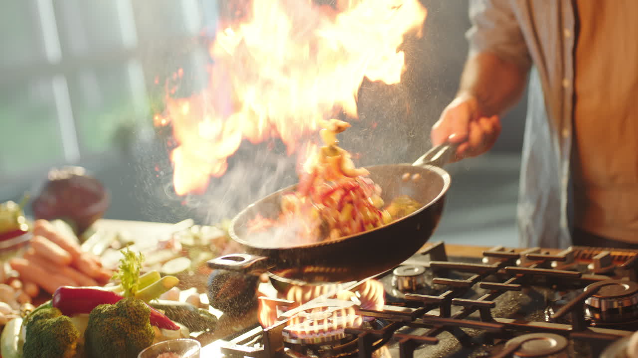 cocinar verduras en una sartén
