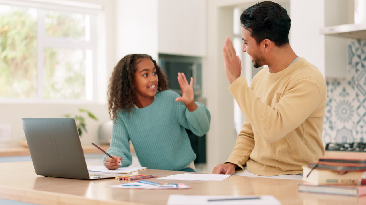 computadora portátil, aplausos y un padre hija alto cinco