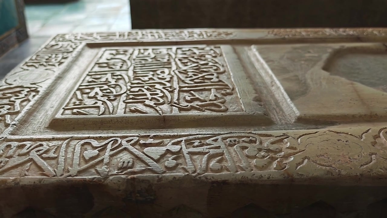 複雑なアラビア書道の彫刻が施された古代の石棺のクローズアップ