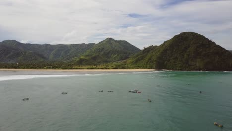 Boats-at-Pantai-Selong-Belanak-in-Lombok,-Indonesia