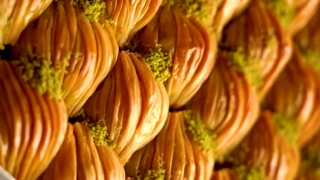 ein tablett mit stücken türkischer baklava-süßigkeiten mit pistazien, slow-motion-video, vertikales video